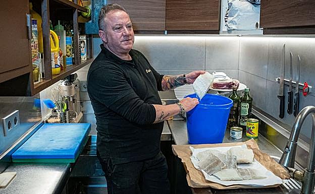 David desala los lomos de bacalo durante 36 horas y luego adereza las tajadas con aceite y ajo, resucitando así un clásico de Bilbao.